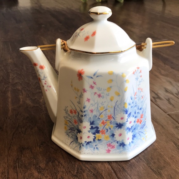 Floral Japanese Teapot - Picture 2 of 9